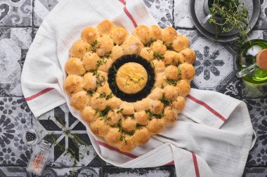 Kavrulmuş camembert peyniri, ev yapımı ekmek kalbi ve köylü arka planında kekik. Fransız peyniri. Sevgililer Günü için romantik aşk kavramı. Üst görünüm, alanı kopyala.