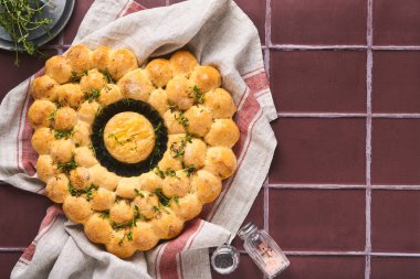 Kavrulmuş camembert peyniri, ev yapımı ekmek kalbi ve köylü arka planında kekik. Fransız peyniri. Sevgililer Günü için romantik aşk kavramı. Üst görünüm, alanı kopyala.