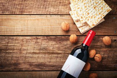 Matzah, kırmızı kaşer ve ceviz. Eski ahşap arka planda geleneksel Yahudi ekmeği. Hamursuz Bayramı yemeği. Pesach Yahudi bayramı Fısıh bayramı konsepti.