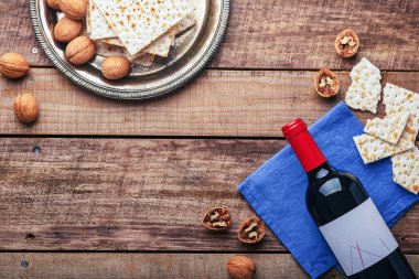 Matzah, kırmızı koşer ve ceviz metal tepsi. Eski ahşap arka planda geleneksel Yahudi ekmeği. Hamursuz Bayramı yemeği. Pesach Yahudi bayramı Fısıh bayramı konsepti.