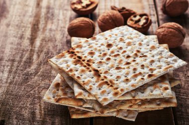 Matza ve ceviz. Eski ahşap arka planda geleneksel Yahudi ekmeği. Hamursuz Bayramı yemeği. Pesach Yahudi bayramı Fısıh bayramı konsepti.