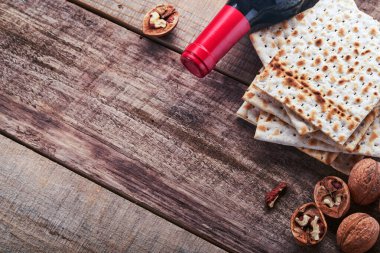 Matzah, kırmızı kaşer ve ceviz. Eski ahşap arka planda geleneksel Yahudi ekmeği. Hamursuz Bayramı yemeği. Pesach Yahudi bayramı Fısıh bayramı konsepti.