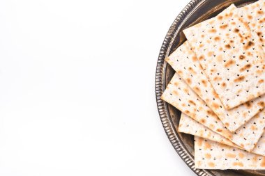 Matzah. Beyaz arka planda izole edilmiş geleneksel Yahudi ekmeği. Hamursuz Bayramı yemeği. Pesach Yahudi bayramı, Hamursuz Bayramı kutlaması konsepti. Geleneksel Yahudi koşer matzosu. Model.