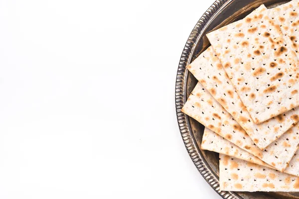 Matzah. Beyaz arka planda izole edilmiş geleneksel Yahudi ekmeği. Hamursuz Bayramı yemeği. Pesach Yahudi bayramı, Hamursuz Bayramı kutlaması konsepti. Geleneksel Yahudi koşer matzosu. Model.