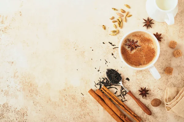 Herbata Maślana Masala Chai Przyprawiona Herbata Mlekiem Przyprawami Jasnym Ciepłym — Zdjęcie stockowe