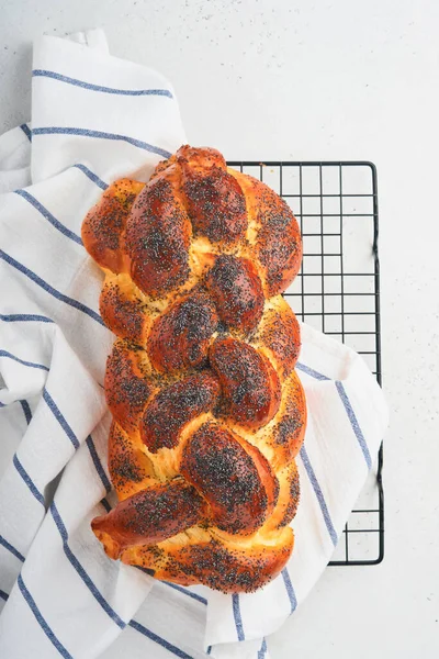 Challah ekmeği. Sebt günü çocuk kompozisyonu. Taze geleneksel ev yapımı şabat ve tatil günleri için beyaz arka planda Challah ekmeği örülmüş Şabat Şalom. Üst Manzara. Boşluğu kopyala.