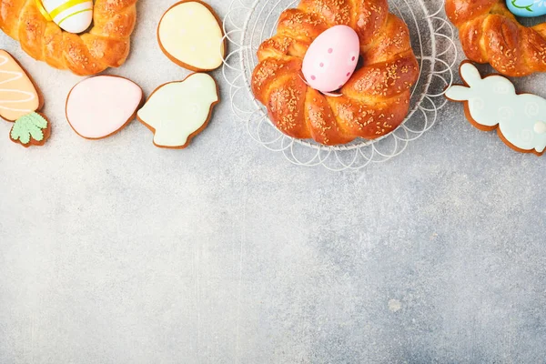 Torta Pascua Española Tradicional Mona Pascua Típica España Con Huevos —  Fotos de Stock