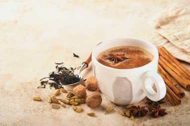 Masala çayı. Masala chai sütlü ve baharatlı sıcak bej arka planda. Geleneksel Hint içkisi. Uzayı kopyala Seçici odak.