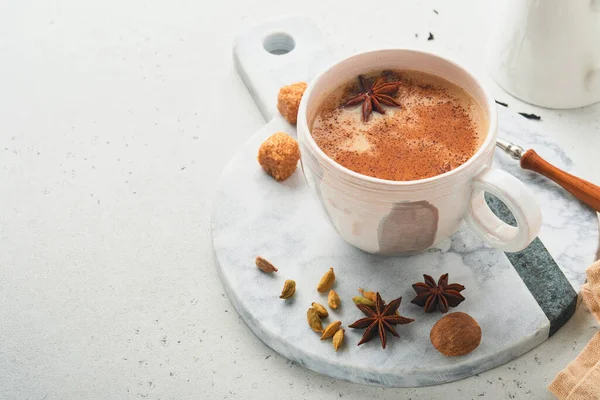 Masala Masala Chai Speziato Con Latte Spezie Sfondo Grigio Chiaro — Foto Stock