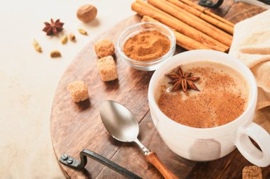 Masala çayı. Masala chai sütlü ve baharatlı sıcak bej arka planda. Geleneksel Hint içkisi. Uzayı kopyala Seçici odak.