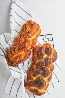 Challah ekmeği. Sebt günü çocuk kompozisyonu. Taze geleneksel ev yapımı şabat ve tatil günleri için beyaz arka planda Challah ekmeği örülmüş Şabat Şalom. Üst Manzara. Boşluğu kopyala.