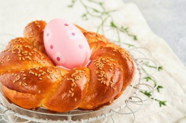 İspanyol Paskalya pastası. İspanya 'da geleneksel Mona de Pascua tipi açık gri arka planda kaynamış yumurta yenir. İspanyol hamur işi Mona de Pascua 'nın tipik yemekleri. Üst Manzara. Model.