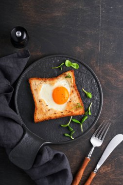 Sevgililer Günü kahvaltısı. Kalp şeklinde kızarmış yumurta ve ekmek ve eski ahşap arka planda taze sebzeler. Sevdikleri için sürpriz kahvaltı. Model.