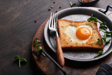 Sevgililer Günü kahvaltısı. Kalp şeklinde kızarmış yumurta ve ekmek ve eski ahşap arka planda taze sebzeler. Sevdikleri için sürpriz kahvaltı. Model.