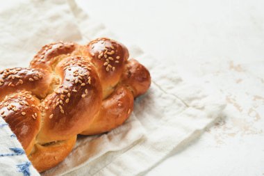 Challah ekmeği. Sebt günü çocuk kompozisyonu. Yeni pişirilmiş ev yapımı şabat ve tatil günleri için beyaz arka planda challah ekmeği, Şabat Şalom. Üst Manzara. Boşluğu kopyala.