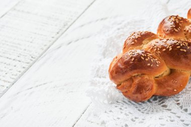 Challah ekmeği. Sebt günü çocuk kompozisyonu. Şabat için taze pişirilmiş ev yapımı şabat ekmeği ve beyaz ahşap arka planda tatil, Şabat Şalom. Üst Manzara. Boşluğu kopyala.
