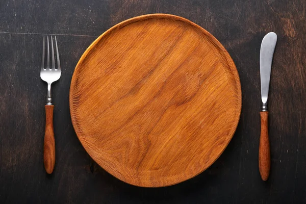 빈티지 숟가락 포크를 거침없는 빈티지 접시들 위에서 — 스톡 사진