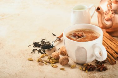 Masala çayı. Masala chai sütlü ve baharatlı sıcak bej arka planda. Geleneksel Hint içkisi. Uzayı kopyala Seçici odak.