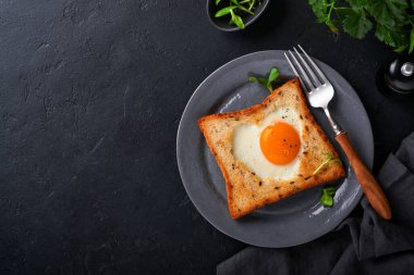 Sevgililer Günü 'nde kahvaltı. Kalp şeklinde sahanda yumurta ve ekmek ve siyah arka planda taze sebze. Sevdikleri için sürpriz kahvaltı. Üst Manzara. Model.