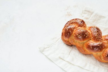 Challah ekmeği. Sebt günü çocuk kompozisyonu. Yeni pişirilmiş ev yapımı şabat ve tatil günleri için beyaz arka planda challah ekmeği, Şabat Şalom. Üst Manzara. Boşluğu kopyala.