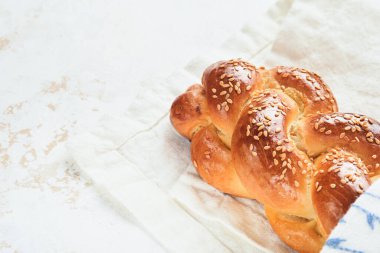 Challah ekmeği. Sebt günü çocuk kompozisyonu. Yeni pişirilmiş ev yapımı şabat ve tatil günleri için beyaz arka planda challah ekmeği, Şabat Şalom. Üst Manzara. Boşluğu kopyala.
