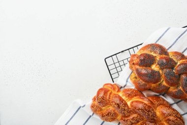 Challah ekmeği. Sebt günü çocuk kompozisyonu. Taze geleneksel ev yapımı şabat ve tatil günleri için beyaz arka planda Challah ekmeği örülmüş Şabat Şalom. Üst Manzara. Boşluğu kopyala.