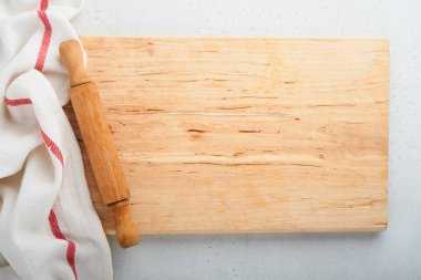 Beyaz arka plan manzaralı mutfak malzemeleri ve mutfak aletleri. Kalp şekeri kurabiyeleri hazırlanıyor. Pişirme arka planı. Un, yumurta, şeker, baharat ve mutfak masasına çırpı. Düz yatıyordu.