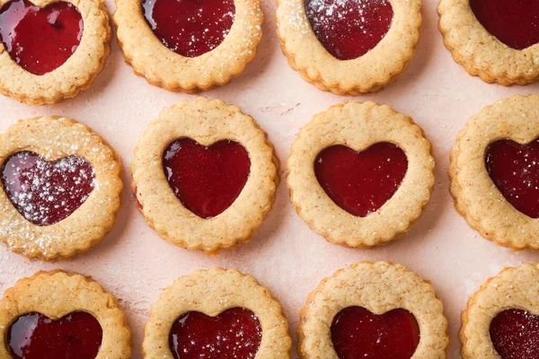 Galleta Linzer Tradicional Con Mermelada Fresa Azúcar Polvo Sobre Hermoso —  Fotos de Stock