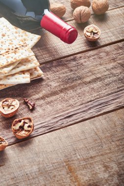 Matza ve ceviz. Eski ahşap arka planda geleneksel Yahudi ekmeği. Hamursuz Bayramı yemeği. Pesach Yahudi bayramı Fısıh bayramı konsepti.
