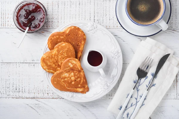 Pfannkuchen Mit Beerenmarmelade Und Honig Herzform Und Heißer Tasse Kaffee — Stockfoto