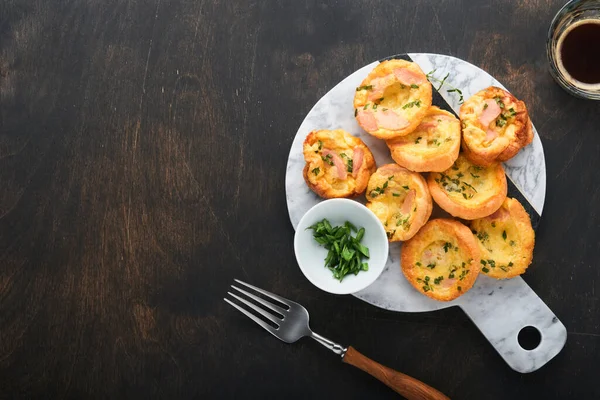 Lahodné Vaječné Muffiny Zelenou Cibulí Slaninou Sýrem Rajčaty Dřevěné Desce — Stock fotografie