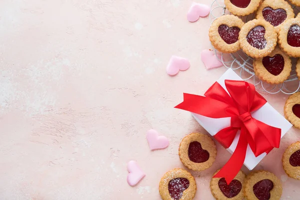 传统的林泽饼干与草莓果酱和粉糖 礼物和红带粉红美丽的背景 顶部视图 情人节传统的自制奥地利甜食 — 图库照片
