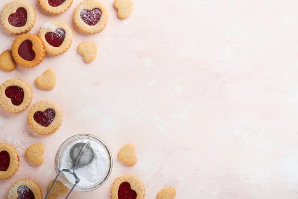 传统的林泽饼干 带有草莓果酱和粉糖粉红漂亮的背景 顶部视图 情人节自制的奥地利甜食 假日小吃概念 — 图库照片