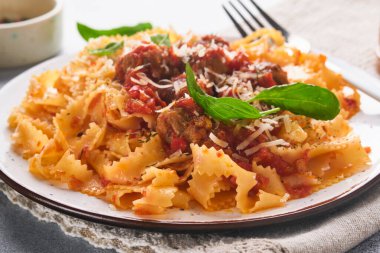 Domates soslu Tagliatelle makarnası ve açık gri kayrak, taş ya da beton arka planda kekik soslu. Geleneksel İtalyan yemeği ve mutfağı. Kopyalama alanı olan üst görünüm.