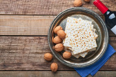 Matzah, kırmızı kaşer ve ceviz. Eski ahşap arka planda geleneksel Yahudi ekmeği. Hamursuz Bayramı yemeği. Pesach Yahudi bayramı Fısıh bayramı konsepti.