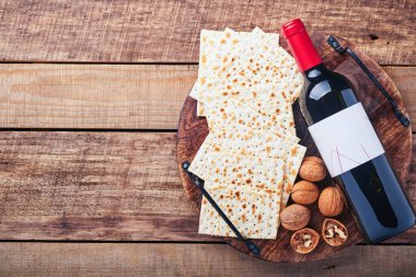 Matzah, kırmızı kaşer ve ceviz. Eski ahşap arka planda geleneksel Yahudi ekmeği. Hamursuz Bayramı yemeği. Pesach Yahudi bayramı Fısıh bayramı konsepti.