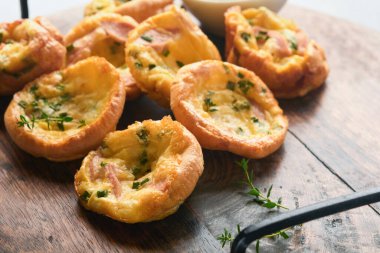 Yeşil soğanlı, pastırmalı, peynirli ve domatesli nefis yumurtalı kekler. Sağlıklı yüksek protein ve düşük karbonhidratlı kahvaltı. Ev yapımı yemek..