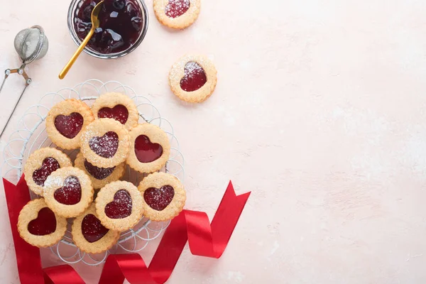 Biscuit Linzer traditionnel avec confiture de fraises et sucre en poudre sur fond rose magnifique. Vue de dessus. Cuisine traditionnelle autrichienne sucrée le jour de la Saint-Valentin. Concept de collation vacances. — Photo