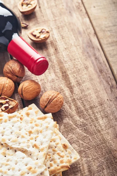 Matza ve ceviz. Eski ahşap arka planda geleneksel Yahudi ekmeği. Hamursuz Bayramı yemeği. Pesach Yahudi bayramı Fısıh bayramı konsepti.