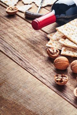 Matza ve ceviz. Eski ahşap arka planda geleneksel Yahudi ekmeği. Hamursuz Bayramı yemeği. Pesach Yahudi bayramı Fısıh bayramı konsepti.