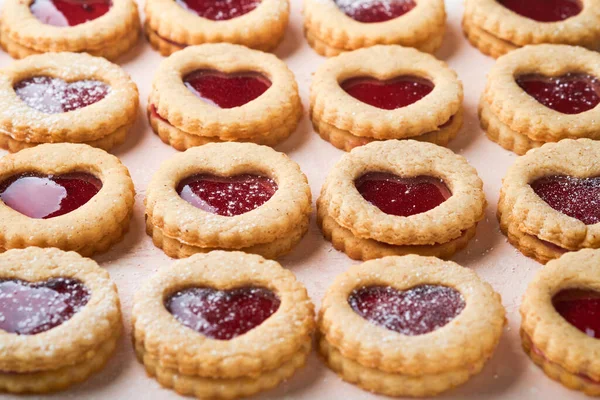 Galleta Linzer Tradicional Con Mermelada Fresa Azúcar Polvo Sobre Hermoso —  Fotos de Stock