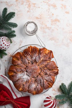 Noel tarçınlı ekmek pişirme. Noel yıldızı beyaz ahşap masada çikolata ve tarçınlı ekmek ördü. Uzayı metin için kopyala. Üst görünüm