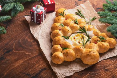 Köy arka planında kavrulmuş camembert peyniri ve biberiyeli ekmekli Noel ağacı. Tatil tarifleri. Noel menüsü. Noel ya da Xmas pastaları. Üst Manzara. Boşluğu Kopyala.