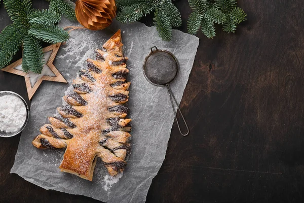 Hojaldre Árbol Navidad Con Pasta Chocolate Espolvoreado Con Azúcar Polvo —  Fotos de Stock