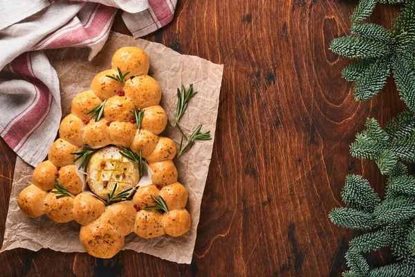 Bread Buns Christmas Tree Roasted Camembert Cheese Rosemary Rustic Background 图库图片