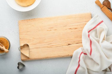 Beyaz arka plan manzaralı mutfak malzemeleri ve mutfak aletleri. Kalp şekeri kurabiyeleri hazırlanıyor. Pişirme arka planı. Un, yumurta, şeker, baharat ve mutfak masasına çırpı. Düz yatıyordu.