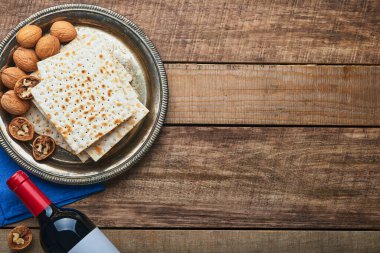 Matzah, kırmızı kaşer ve ceviz. Eski ahşap arka planda geleneksel Yahudi ekmeği. Hamursuz Bayramı yemeği. Pesach Yahudi bayramı Fısıh bayramı konsepti.