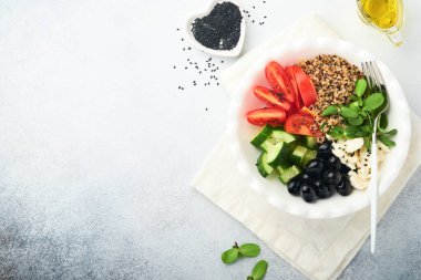 İçinde domates, salatalık, mozzarella peyniri, kinoa, zeytin ve mikroyeşillik olan Buda tabağı. Detoks ve sağlıklı keto diyet kasesi konsepti. Sağlıklı ve dengeli gıda konsepti. Üst görünüm, düz görünüm, kopyalama alanı