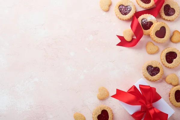 Galleta Linzer Tradicional Con Mermelada Fresa Azúcar Polvo Regalo Cinta —  Fotos de Stock