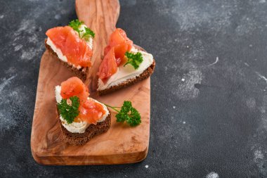 Somonlu mini sandviç, peynirli peynir, maydanoz ve kalp şeklinde çavdar ekmeği. Sevgililer Günü ev yapımı yaratıcı yemekler. Kahvaltı tasarımına bayılırım. Seçici odak ve kopyalama alanı